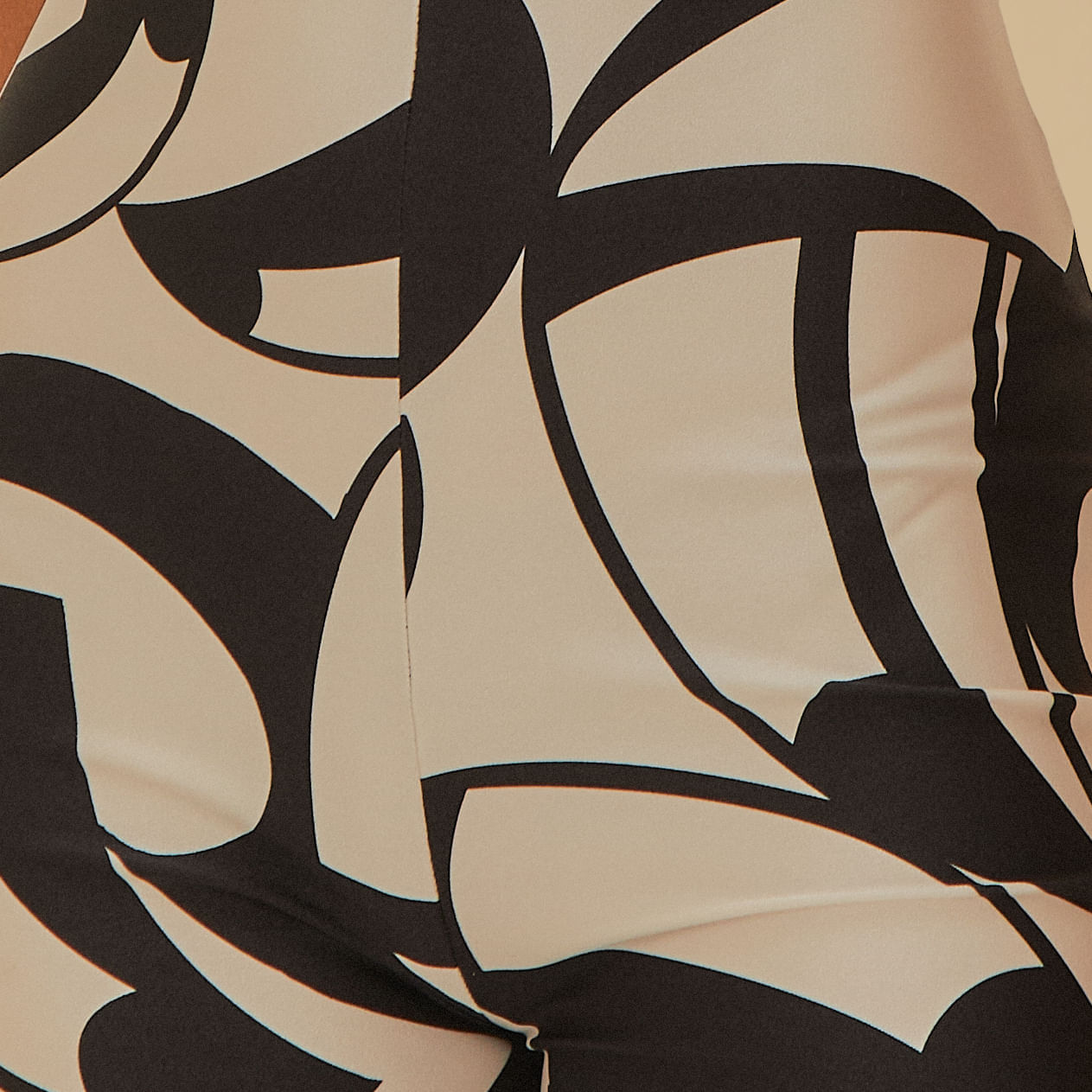 Close-up-del-estampado-abstracto-del-enterito-Tucabacana-en-tonos-neutros.