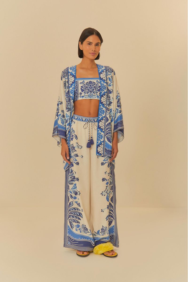 Modelo vistiendo pantalón pantalona Heloisa con estampado floral azul y top a juego, acompañado de kimono.