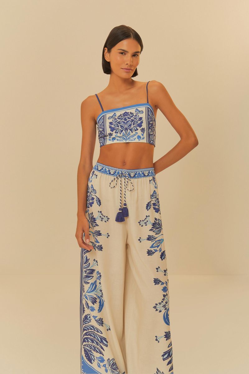 Modelo vistiendo pantalón pantalona Heloisa con estampado floral azul y top a juego, destacando detalles de la cintura ajustable.