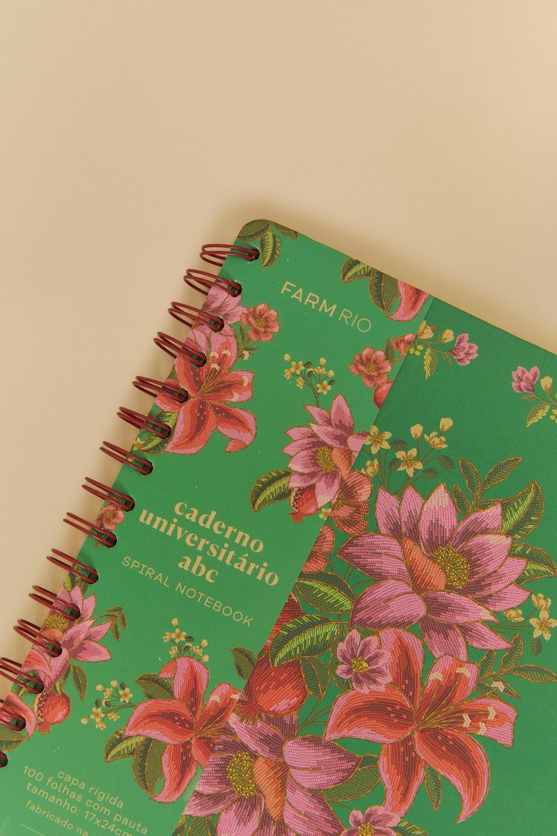 335686_49145_3-CADERNO-UNIVERSITARIO-ESPIRAL-ESTAMPADO-FRUTA