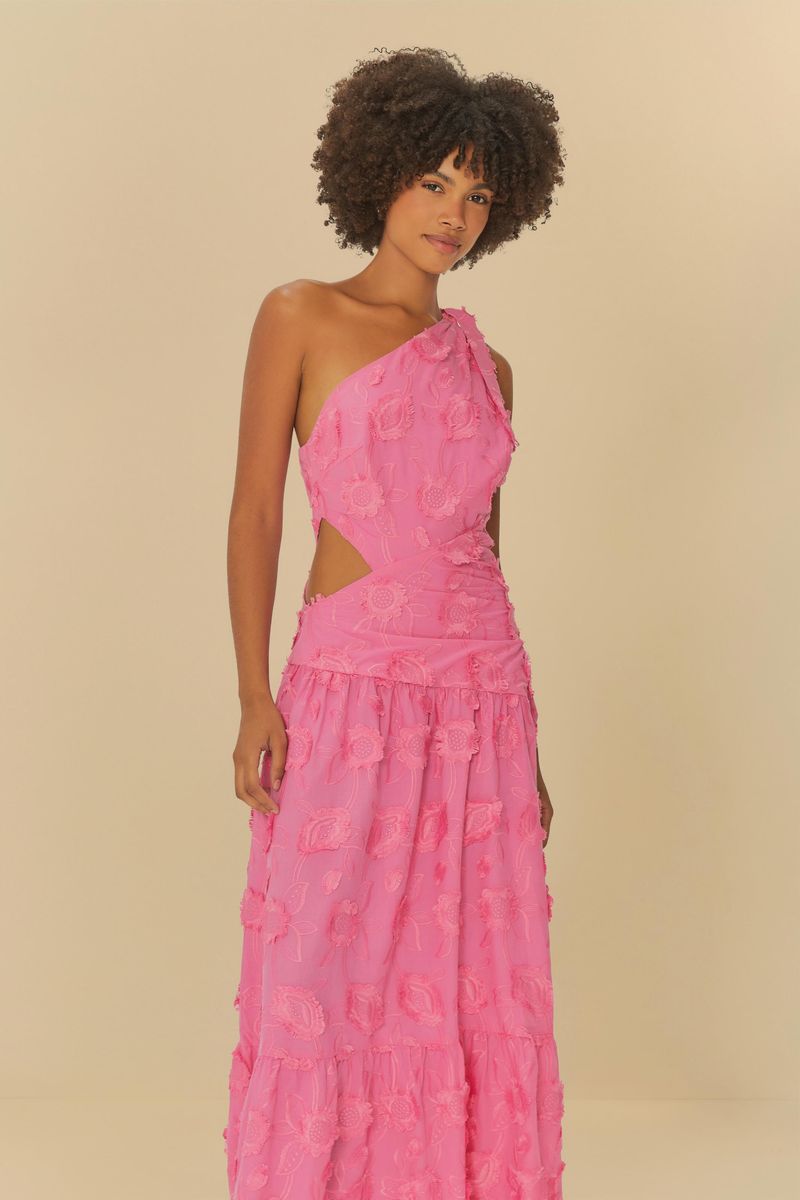 Imagen-de-un-vestido-rosa-con-textura-artesanal-mostrando-el-diseño-de-un-solo-hombro-y-detalles-florales.