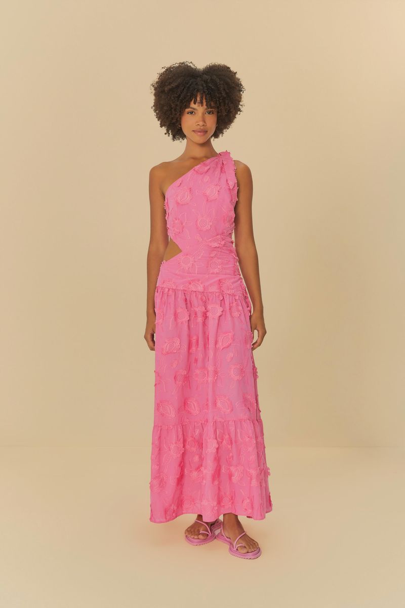 Vista-trasera-del-vestido-rosa-con-textura-artesanal-mostrando-el-diseño-de-un-solo-hombro-y-la-silueta-fluida.