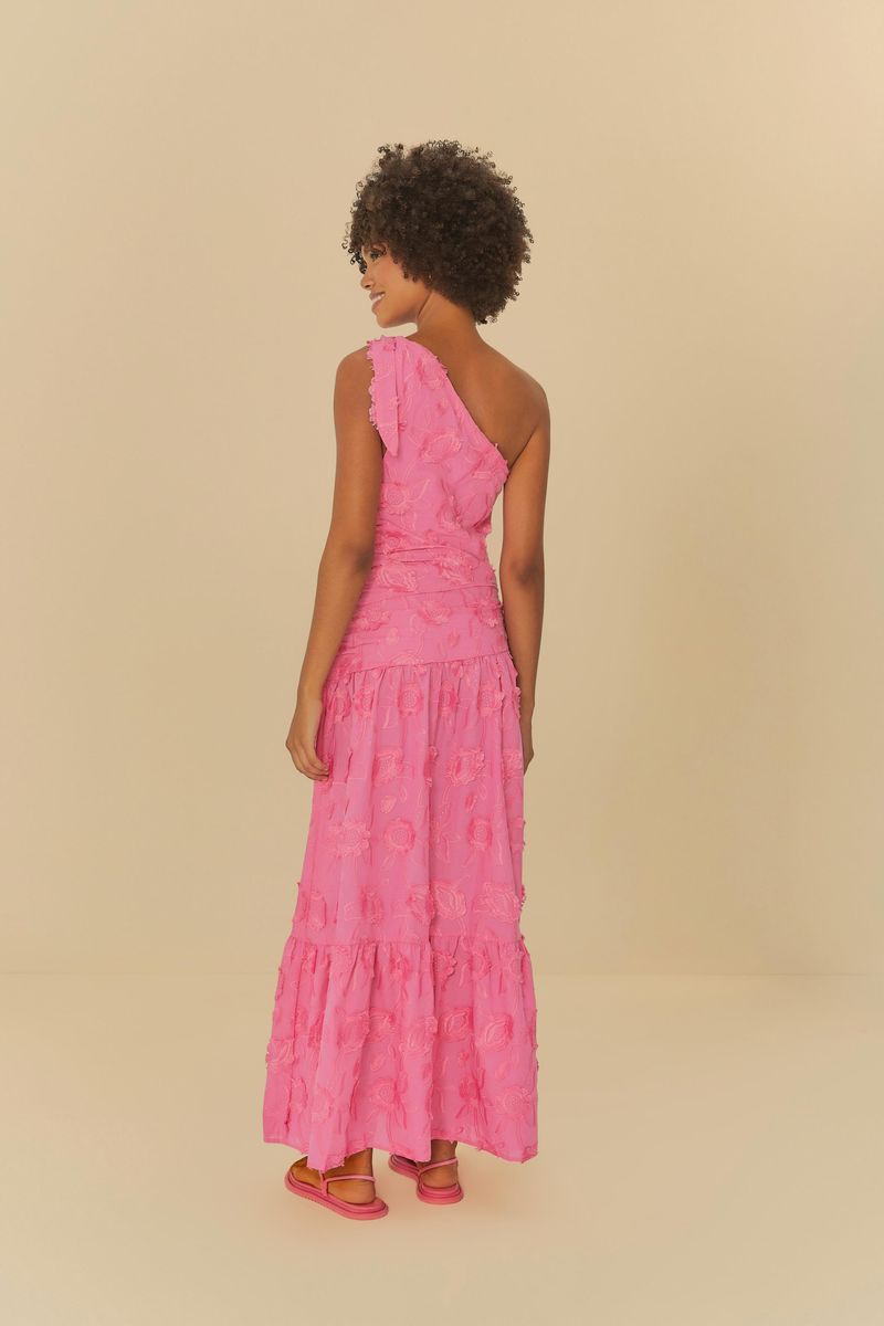 Vista-lateral-del-vestido-rosa-con-textura-artesanal-destacando-el-diseño-de-un-solo-hombro-y-los-detalles-florales.