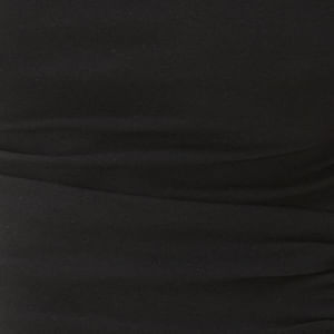 Imagen de un vestido negro con tirantes ajustables y diseño fruncido, visto de espaldas.