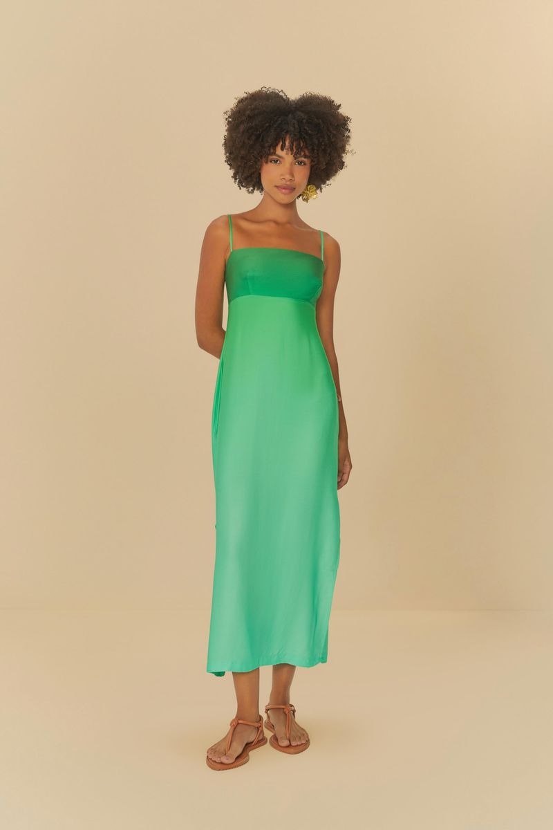 Vestido midi verde con efecto degradado, tirantes finos y escote recto, visto de frente.