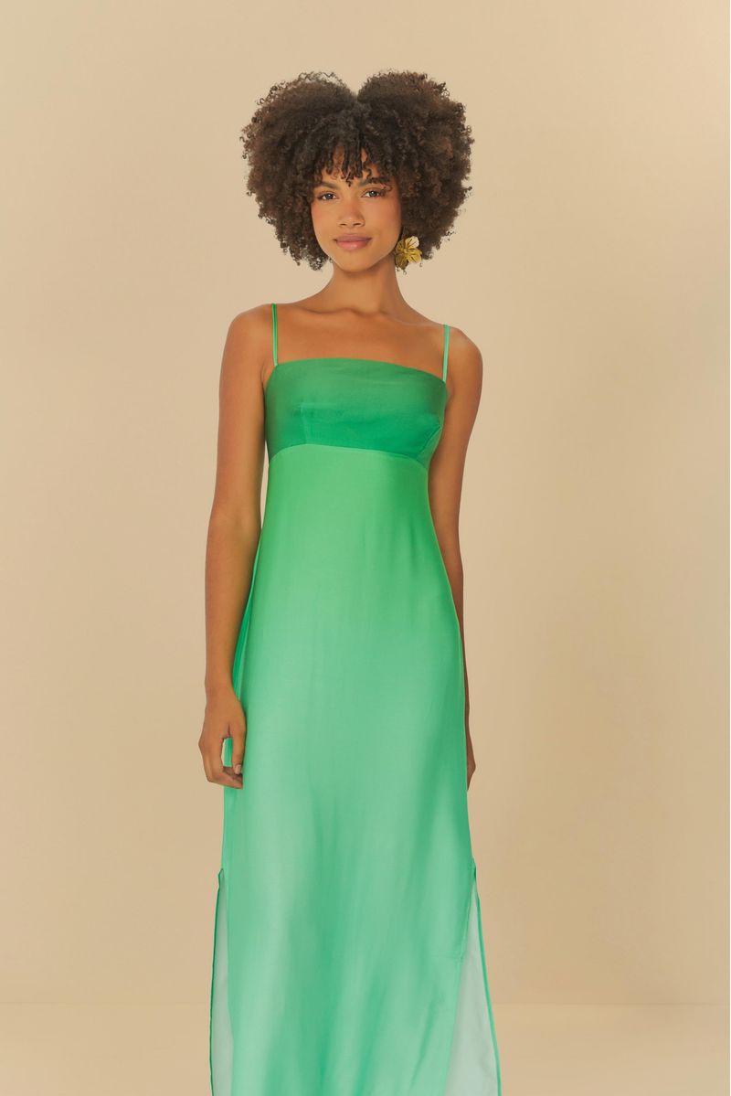 Vestido midi verde con efecto degradado, tirantes finos y escote recto, visto desde atrás.