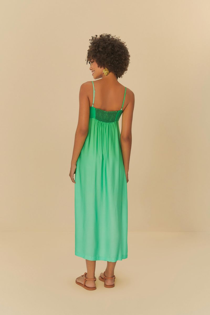 Vista lateral del vestido midi verde con efecto degradado, mostrando su caída.