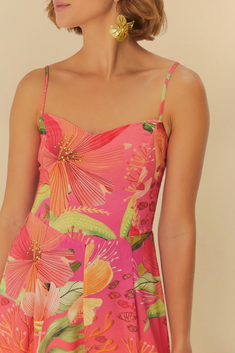 Macacón floral tropical con tiras delgadas y escote en V, visto de detrás.