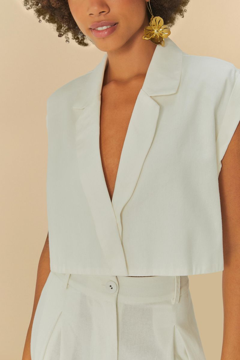 Close-up-del-escote-con-cuello-de-la-blusa-colete-off-white.