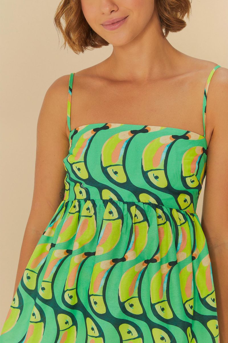Detalle del estampado de tucanes en fondo verde.