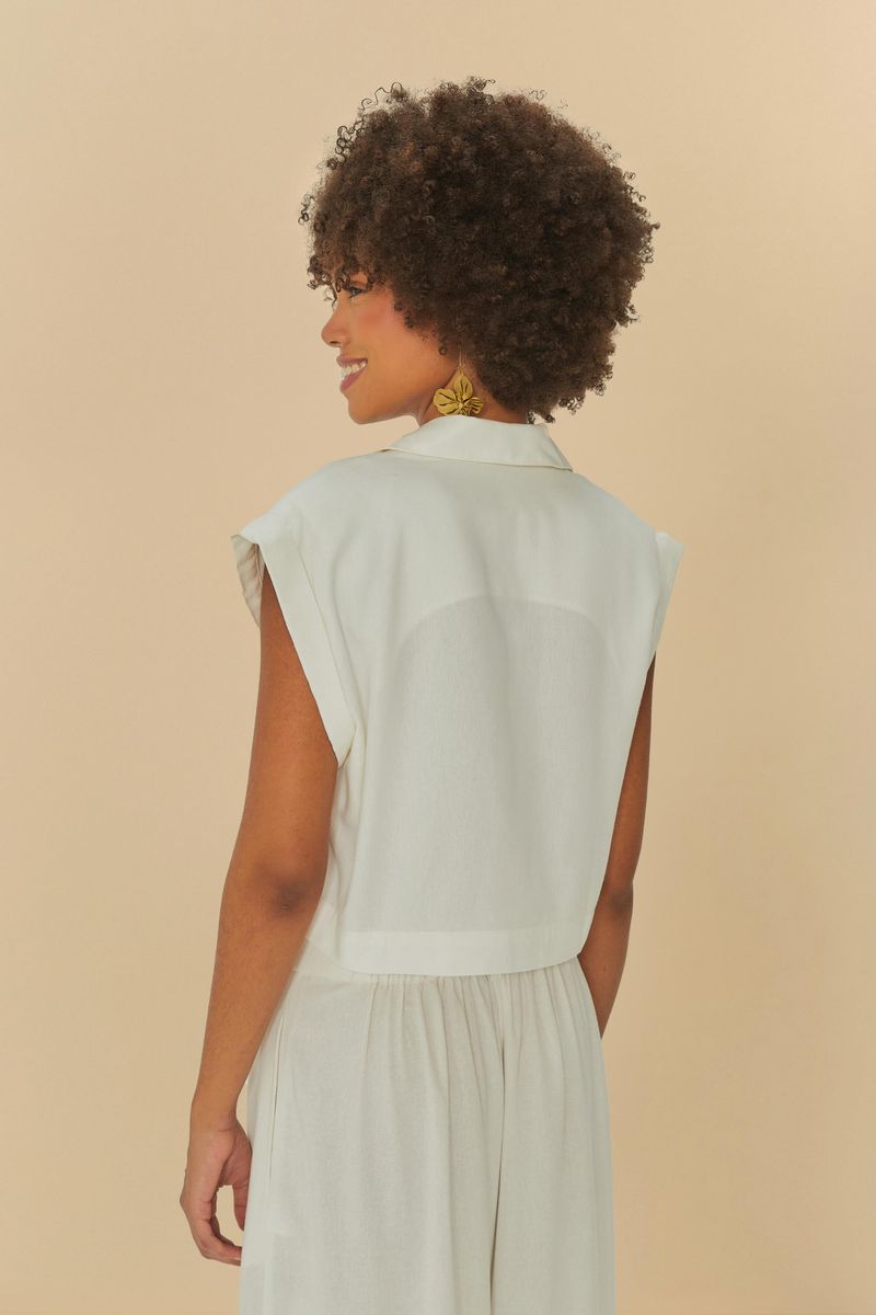 Vista-trasera-de-la-blusa-colete-off-white-mostrando-el-corte-recto.
