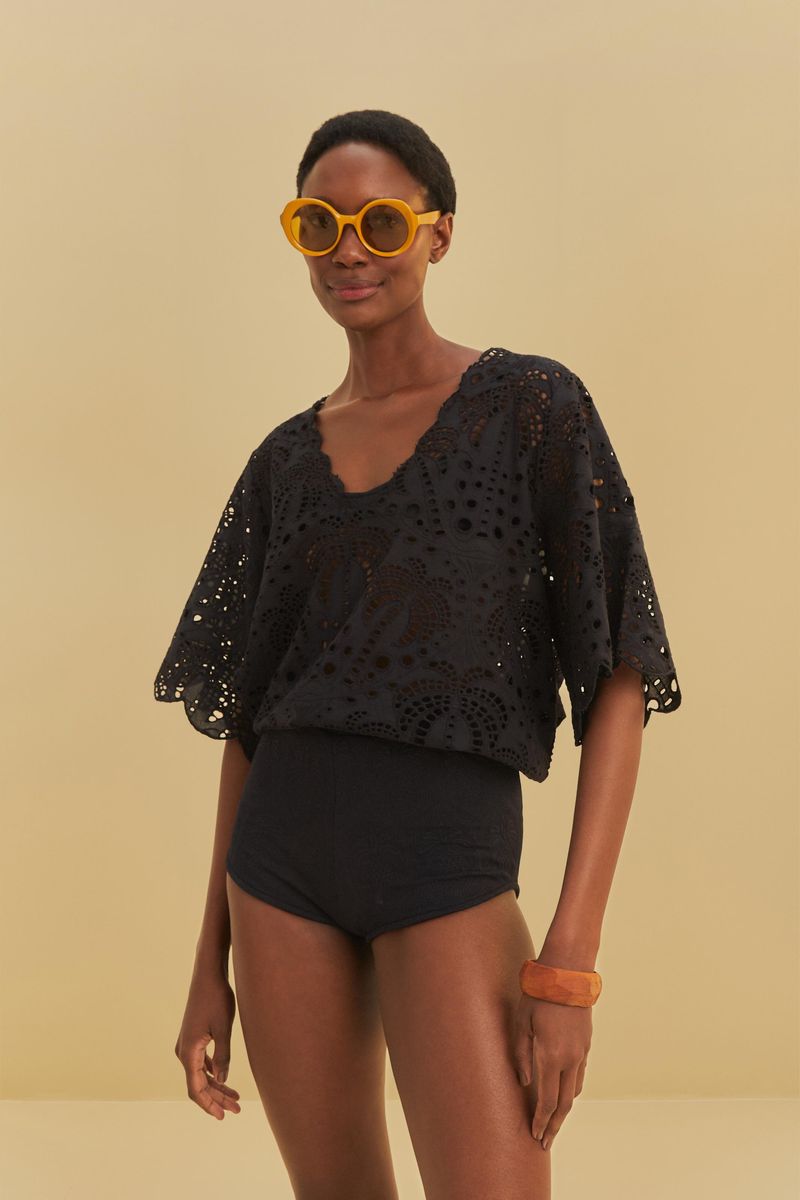 Vista-cercana-del-short-con-textura-de-piña-negro-mostrando-detalles-geometricos.