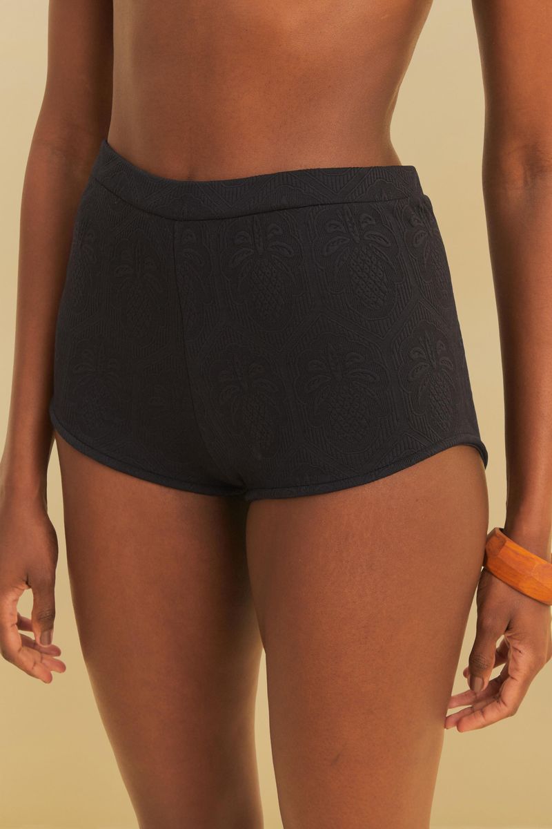 Vista-trasera-del-short-con-textura-de-piña-negro-resaltando-el-ajuste-comodo.