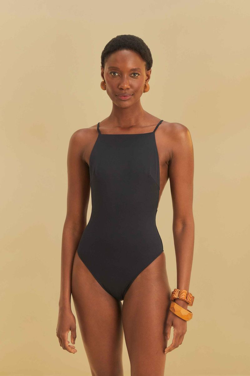 Vista frontal de un traje de baño negro con tiras finas y diseño elegante.