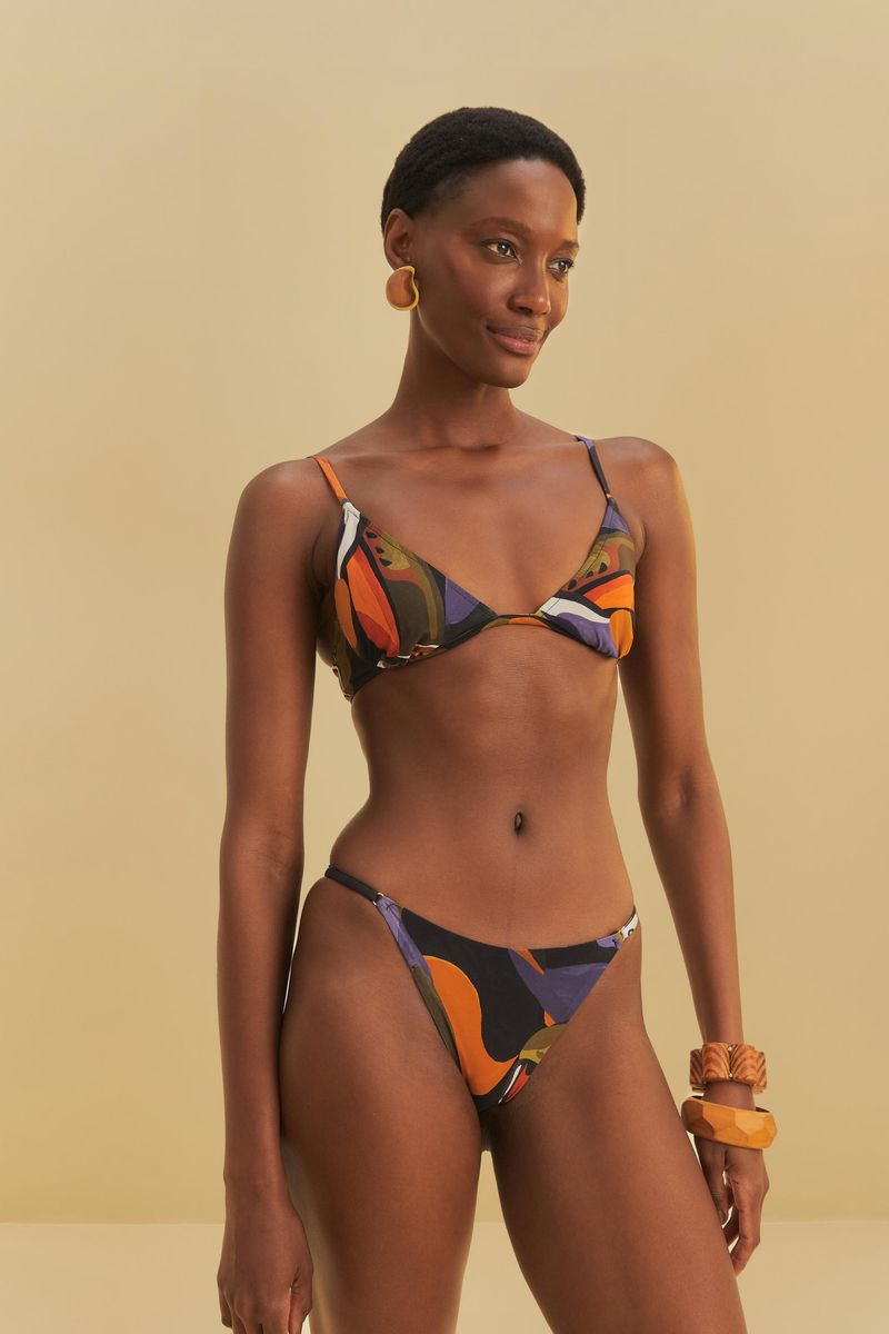 Primer-plano-del-bikini-media-taza-con-estampado-abstracto-mostrando-detalles-del-top.