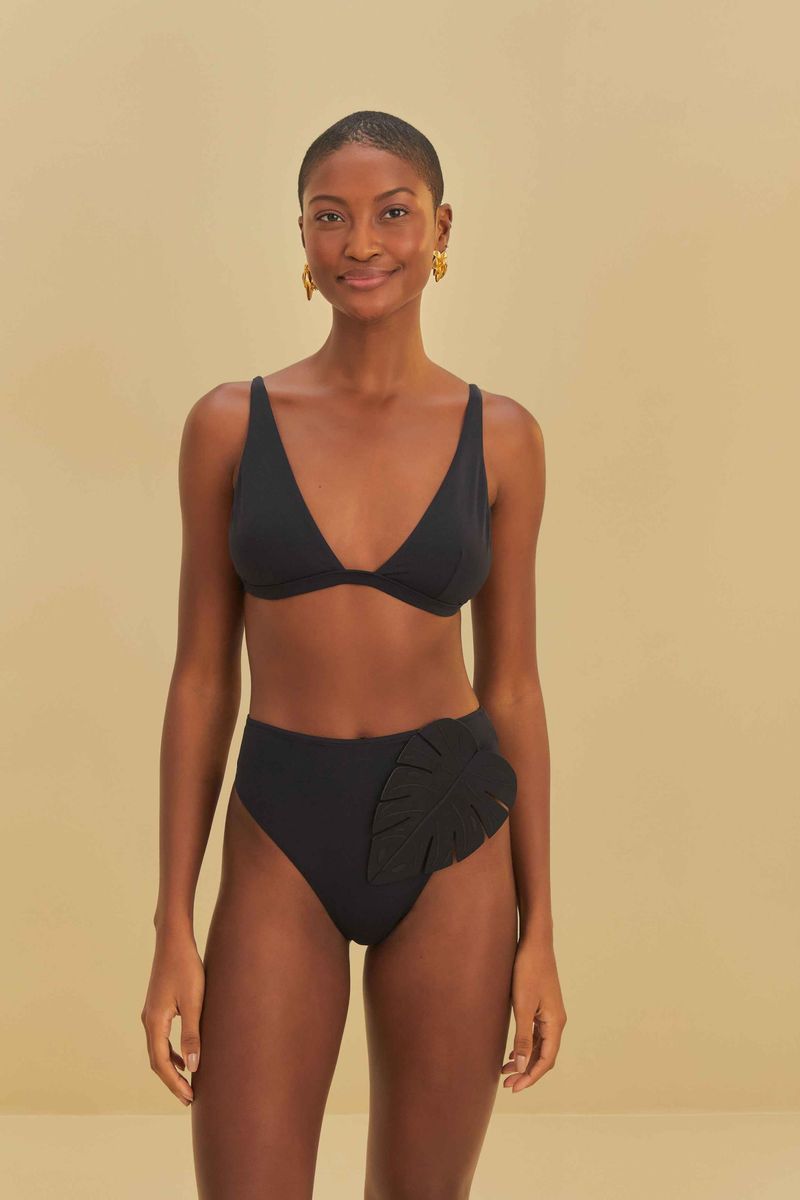 Biquini-hotpants-negro-con-detalle-de-hoja-3D-en-la-parte-frontal-visto-de-frente.