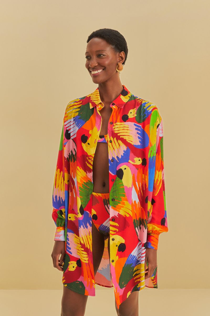 Modelo usando chemise estampado con araras, vista frontal.