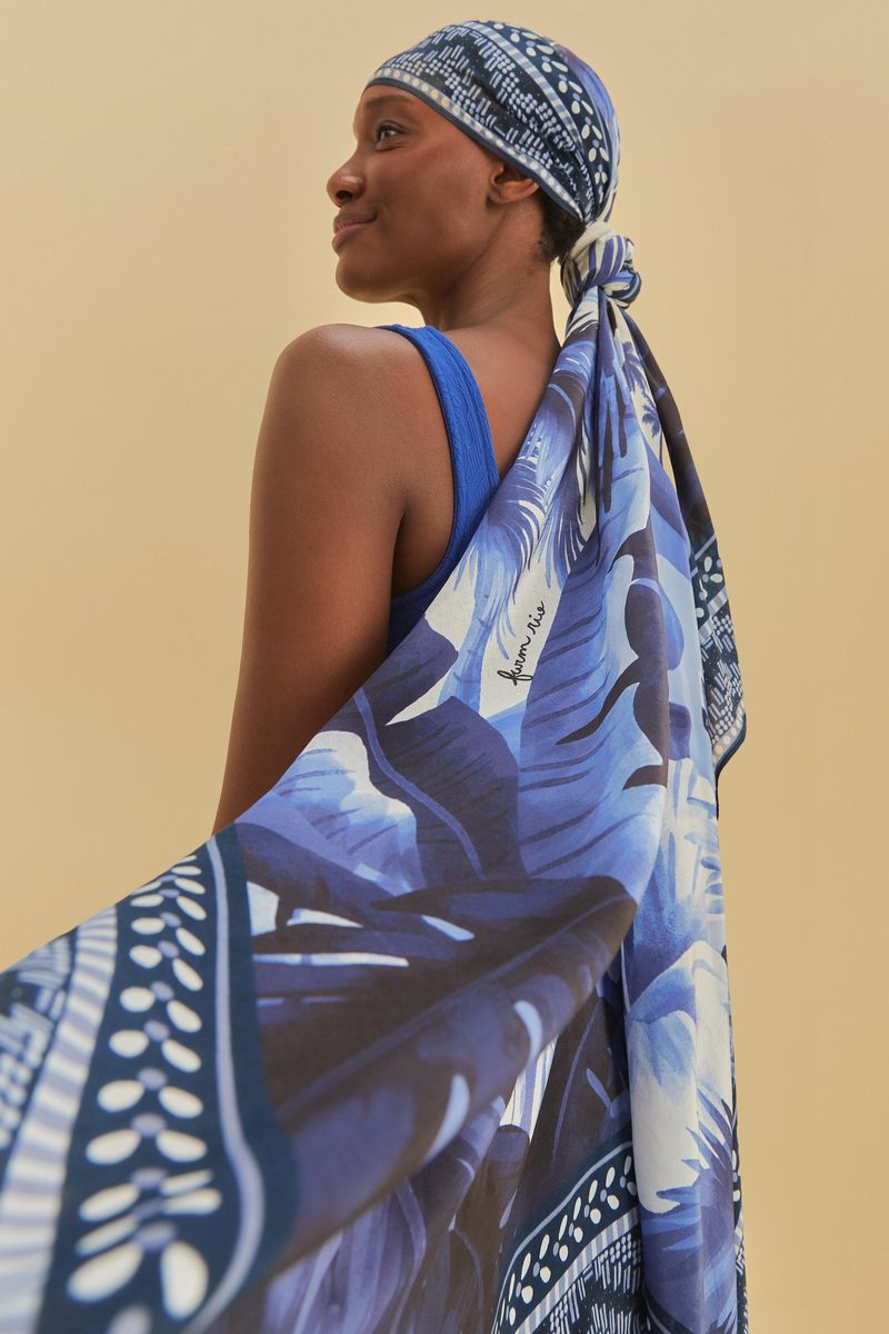 Imagen-de-un-panneau-con-estampado-tropical-en-tonos-de-azul-y-beige-mostrando-detalles-de-las-palmeras-y-flores-de-hibisco.