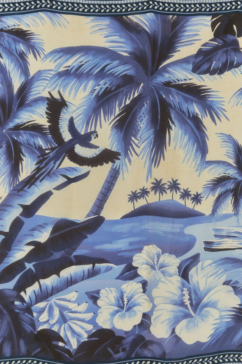 Vista-completa-del-panneau-exhibiendo-el-estampado-tropical-y-el-borde-geometrico.