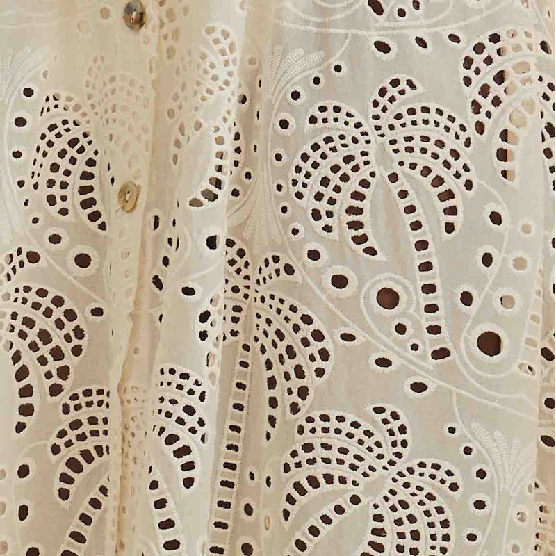 Primer-plano-del-diseño-botanico-calado-de-la-Falda-Laise-Coqueiros.