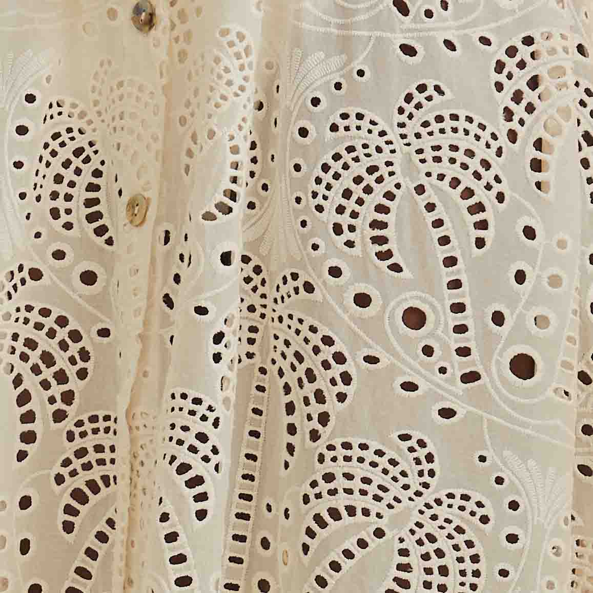 Primer-plano-del-diseño-botanico-calado-de-la-Falda-Laise-Coqueiros.