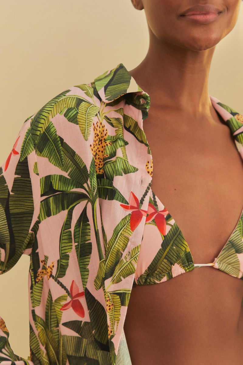Close-up del vestido mostrando detalles del estampado tropical con plátanos y hojas verdes.