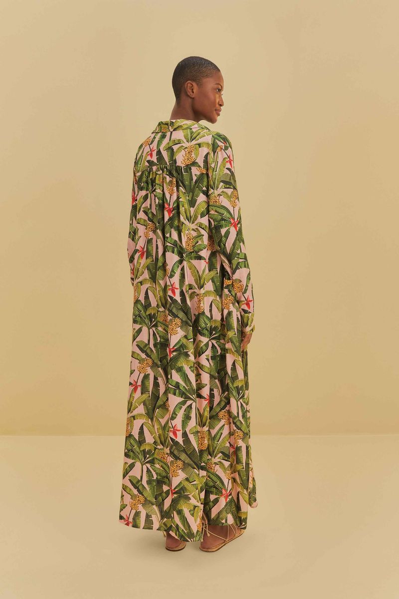 Vista trasera del vestido chemise largo con estampado tropical, destacando la caída fluida.