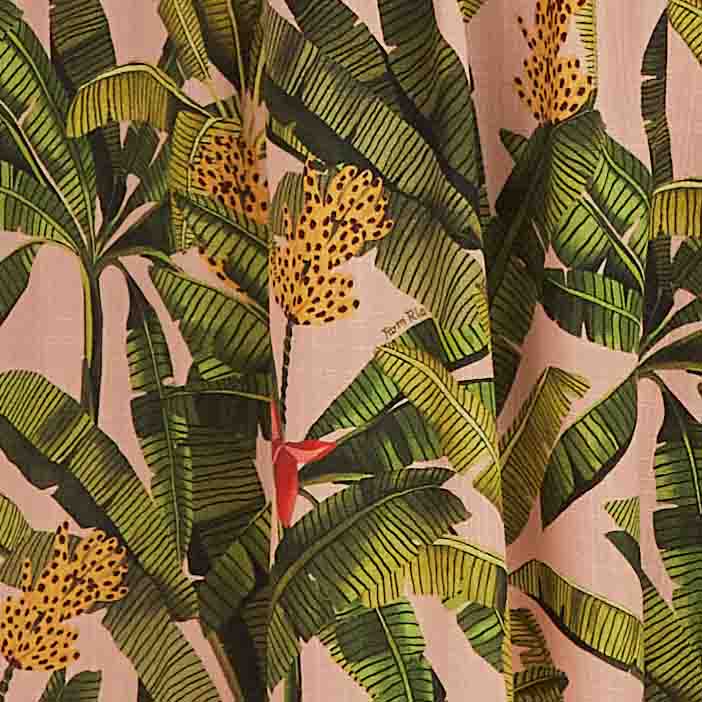 Close-up del estampado tropical del vestido, destacando los elementos de diseño.