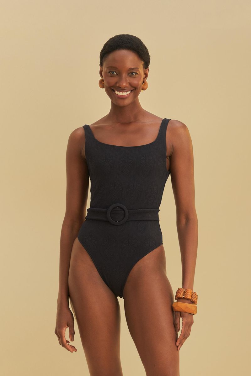 Primer-plano-del-maillot-negro-con-cinturon-y-textura-de-piña-mostrando-detalles-del-diseño.