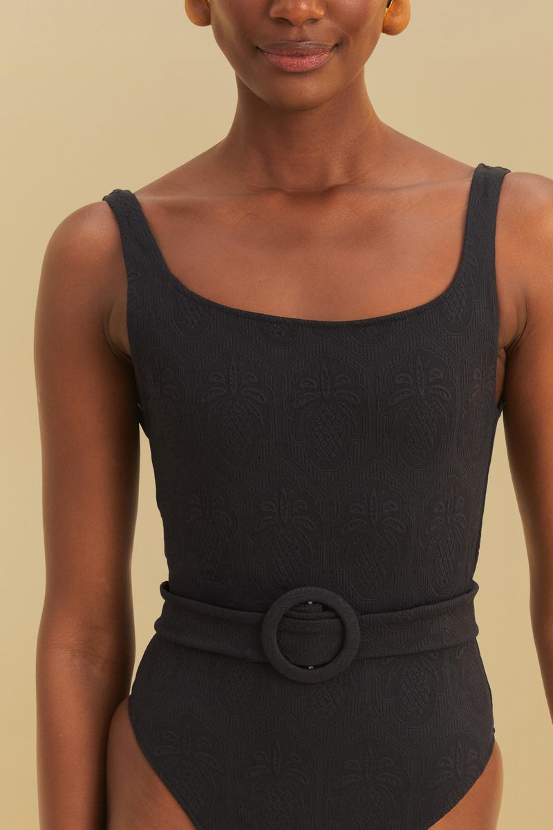 Detalle-del-escote-del-maillot-negro-con-textura-de-piña.