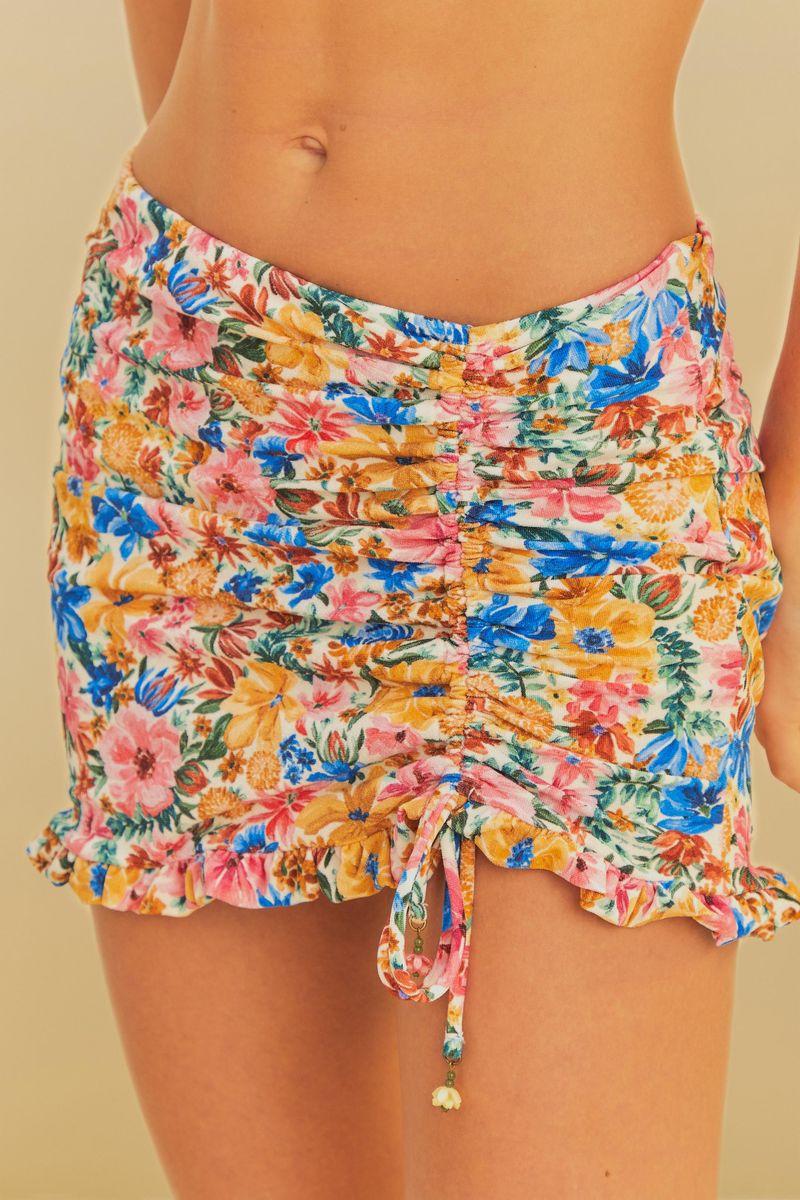 Detalle-de-la-falda-floral-con-ajuste-de-cordon-y-volante-en-el-dobladillo.