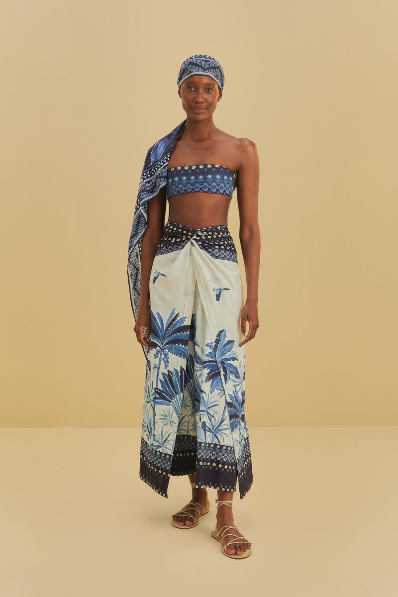 Imagen de una modelo usando el pantalón localizado Cielo Tropical con estampado tropical en tonos de azul.
