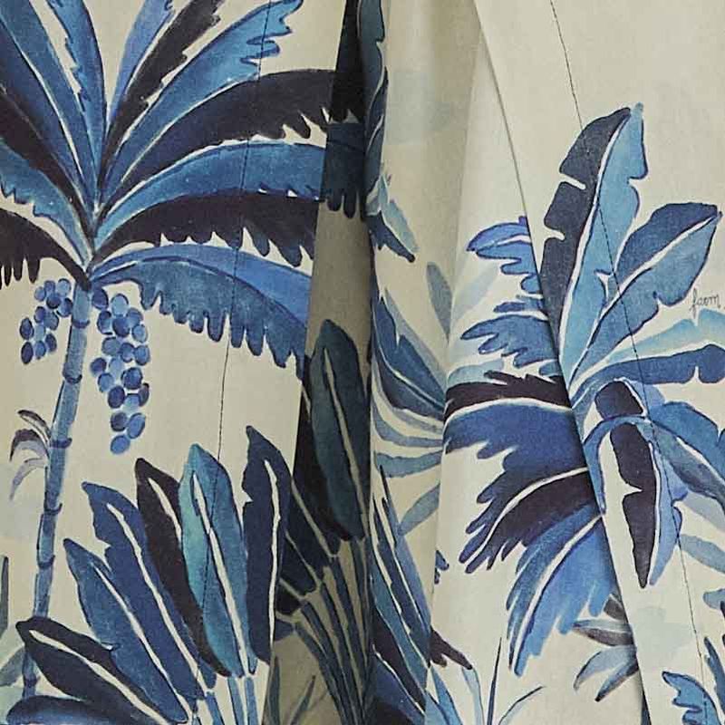 Primer plano del estampado tropical en tonos de azul del pantalón localizado Cielo Tropical.