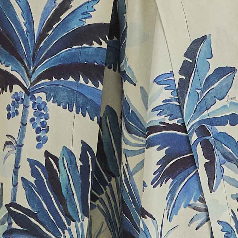 Primer plano del estampado tropical en tonos de azul del pantalón localizado Cielo Tropical.