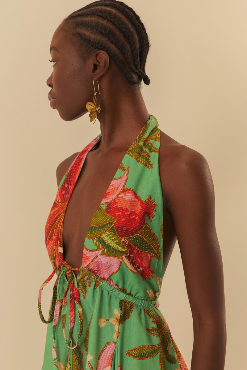 Detalle del escote pronunciado del vestido con diseño tropical, mostrando el ajuste en la cintura.