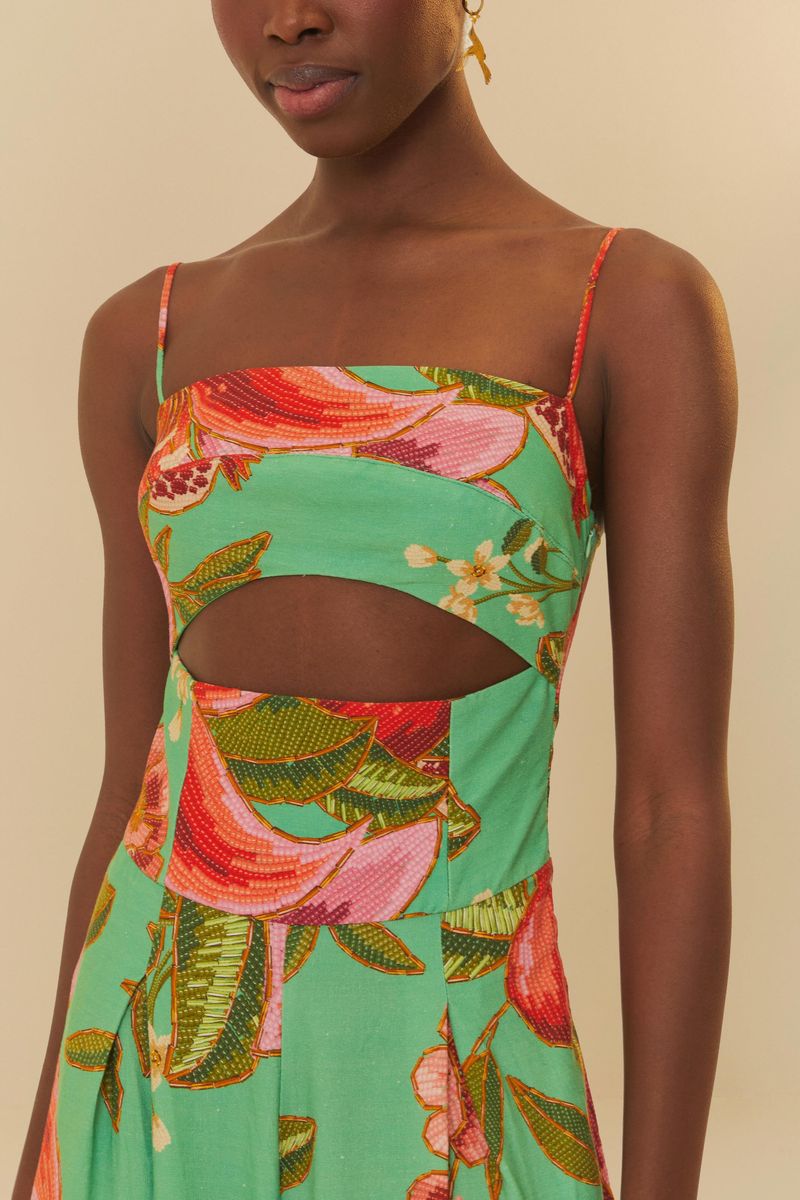 Detalle del escote y tirantes del enterito con estampado tropical.