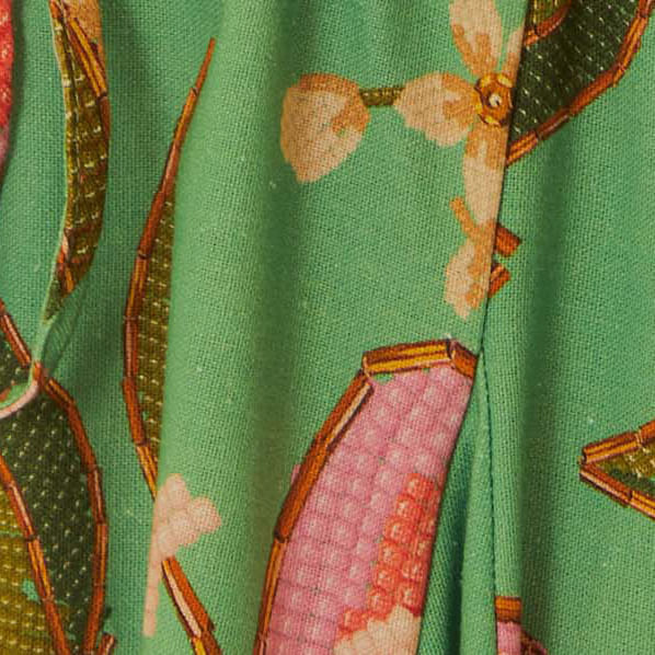 Primer-plano-del-diseño-tropical-del-vestido-mostrando-elementos-de-frutas-y-flores-vibrantes.