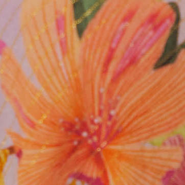Acercamiento-al-diseño-floral-del-vestido-corto-estampado.
