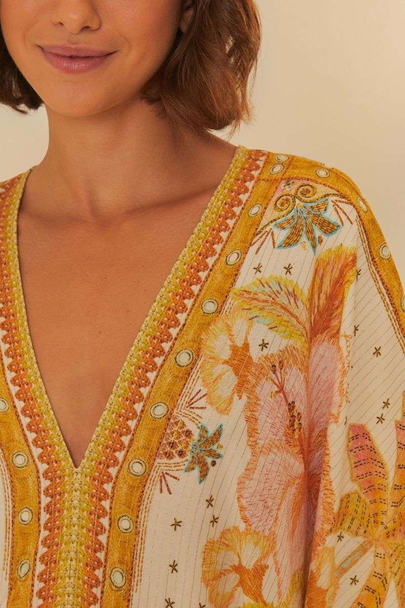 Detalle del escote en V del body estampado floral.