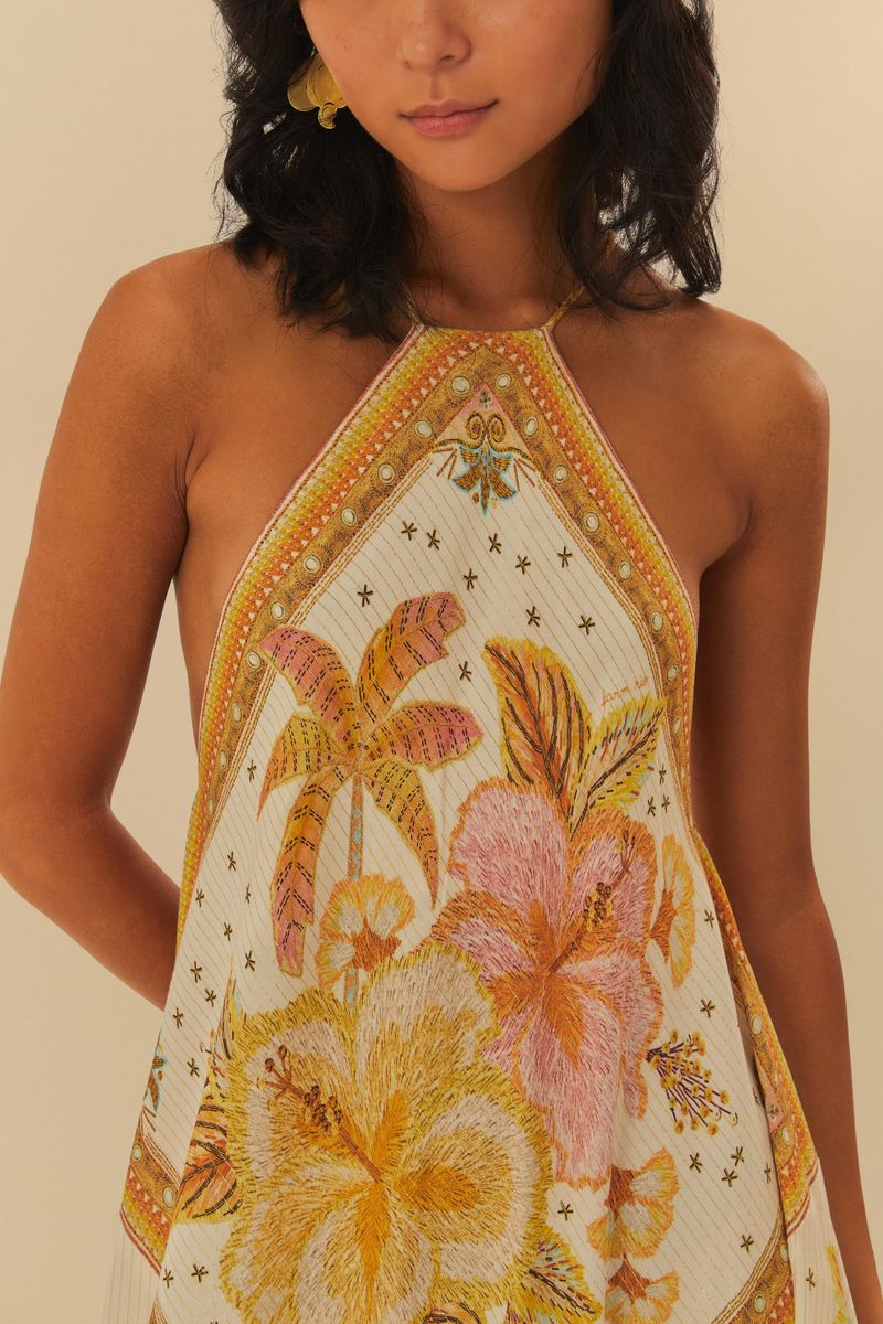 Detalle del escote frontal del vestido cropped con estampado floral.