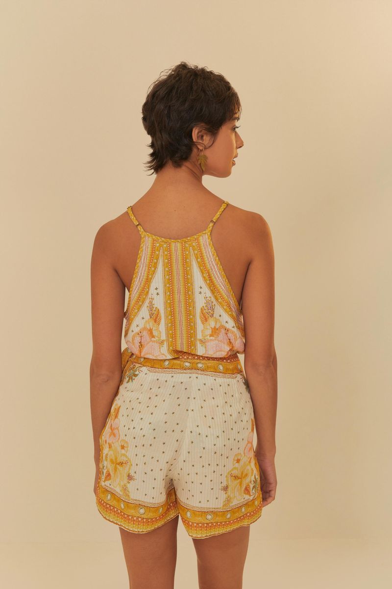 Vista trasera del conjunto floral mostrando el diseño del short falda.