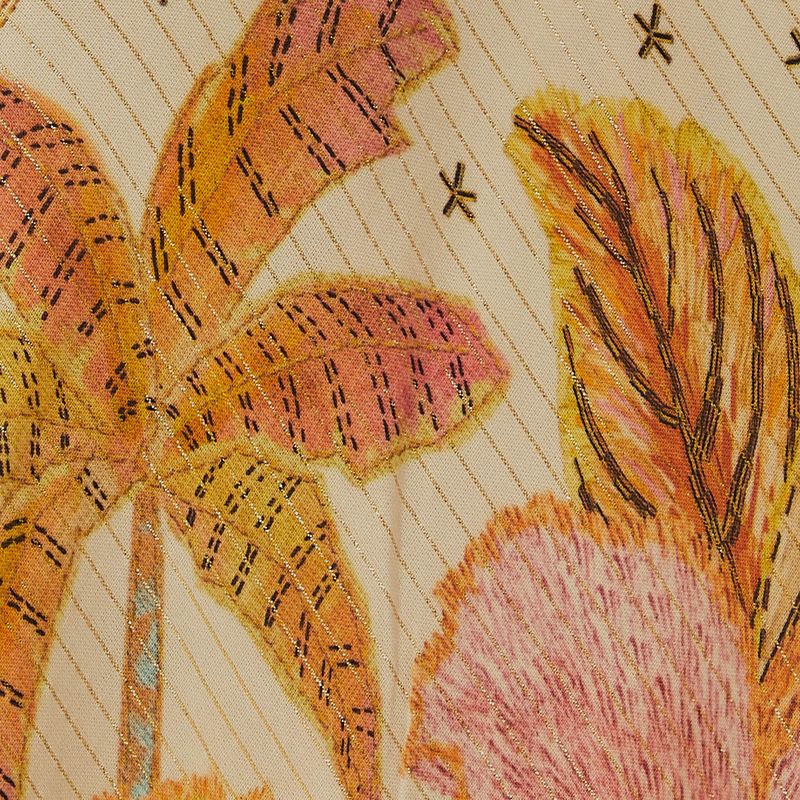 Close-up del estampado floral del vestido cropped, destacando los detalles vibrantes.