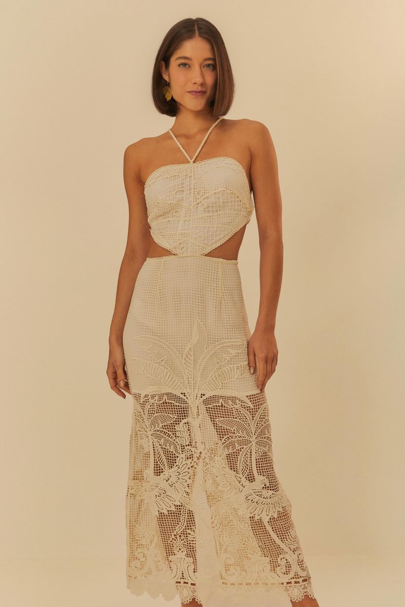 Vestido-largo-con-detalles-en-guipur-tropical-tirantes-delgados-y-escote-frontal-en-V-mostrado-en-vista-frontal.