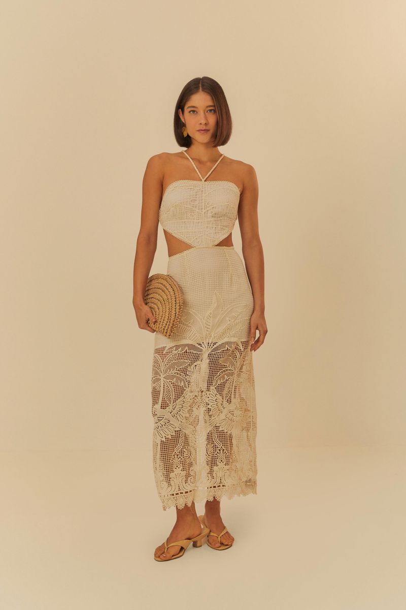 Vestido-largo-con-detalles-en-guipur-tropical-tirantes-delgados-y-escote-frontal-en-V-mostrado-en-vista-lateral.