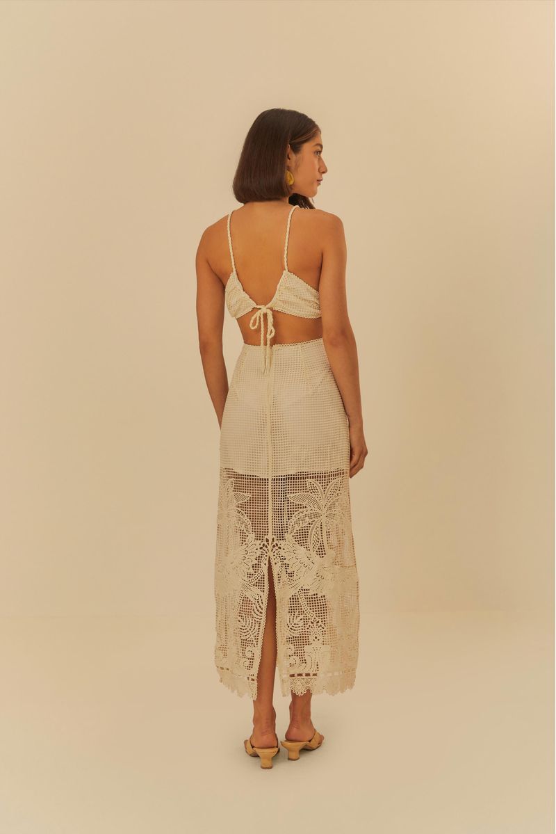 Vestido-largo-con-detalles-en-guipur-tropical-tirantes-delgados-y-escote-frontal-en-V-mostrado-en-vista-trasera.