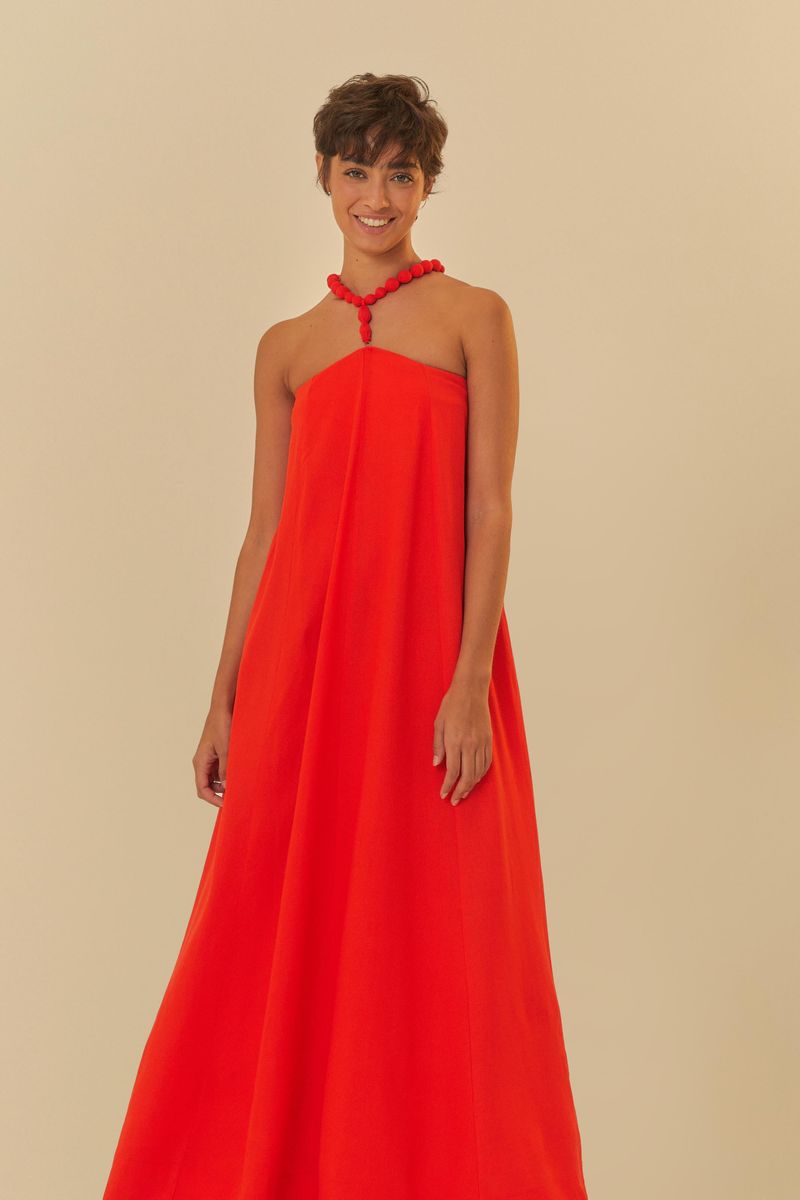 Vestido rojo con detalle de amarre en el cuello, visto desde el frente.