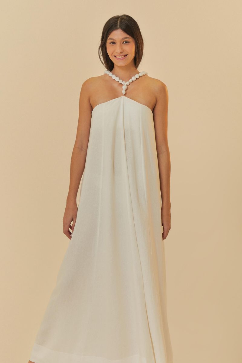 Vestido largo blanco con detalle de amarrado en la espalda, visto de frente.