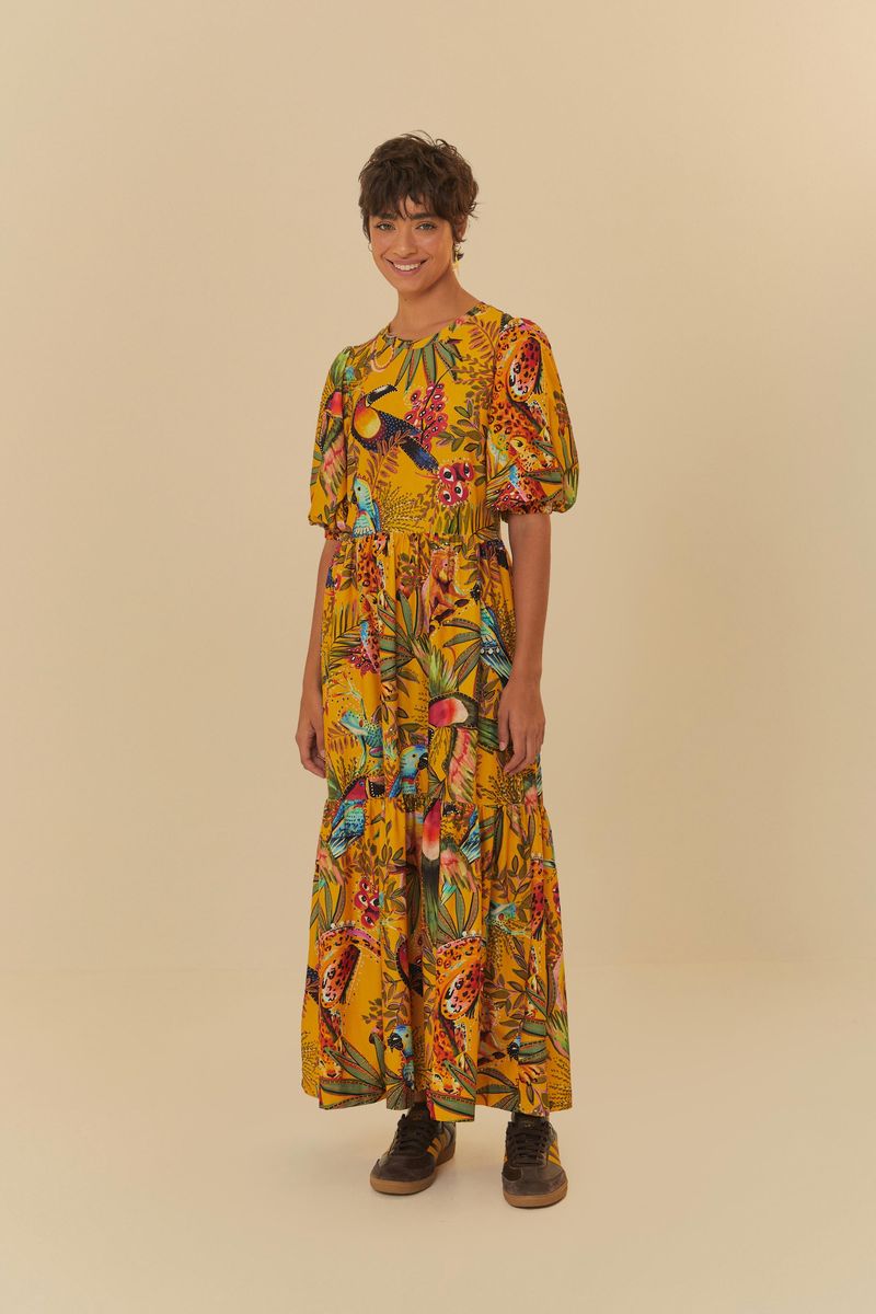 Vestido midi con estampado tropical, mostrado desde el frente.