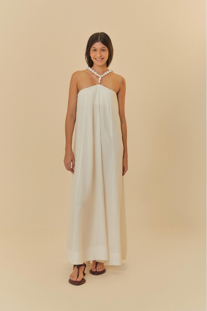 Vestido largo blanco con detalle de amarrado en la espalda, visto de atrás.