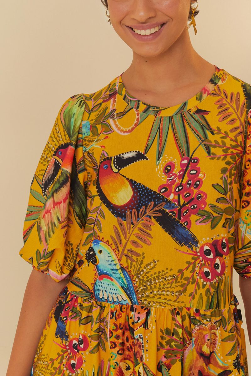 Detalle del estampado tropical del vestido midi.